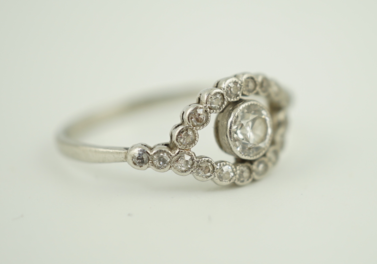 A white metal and single stone elliptical shaped ring, with diamond set border and shoulders, size - Image 4 of 5