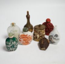 Seven various Chinese snuff bottles including horn, simulated lacquer, porcelain, glass, wood and