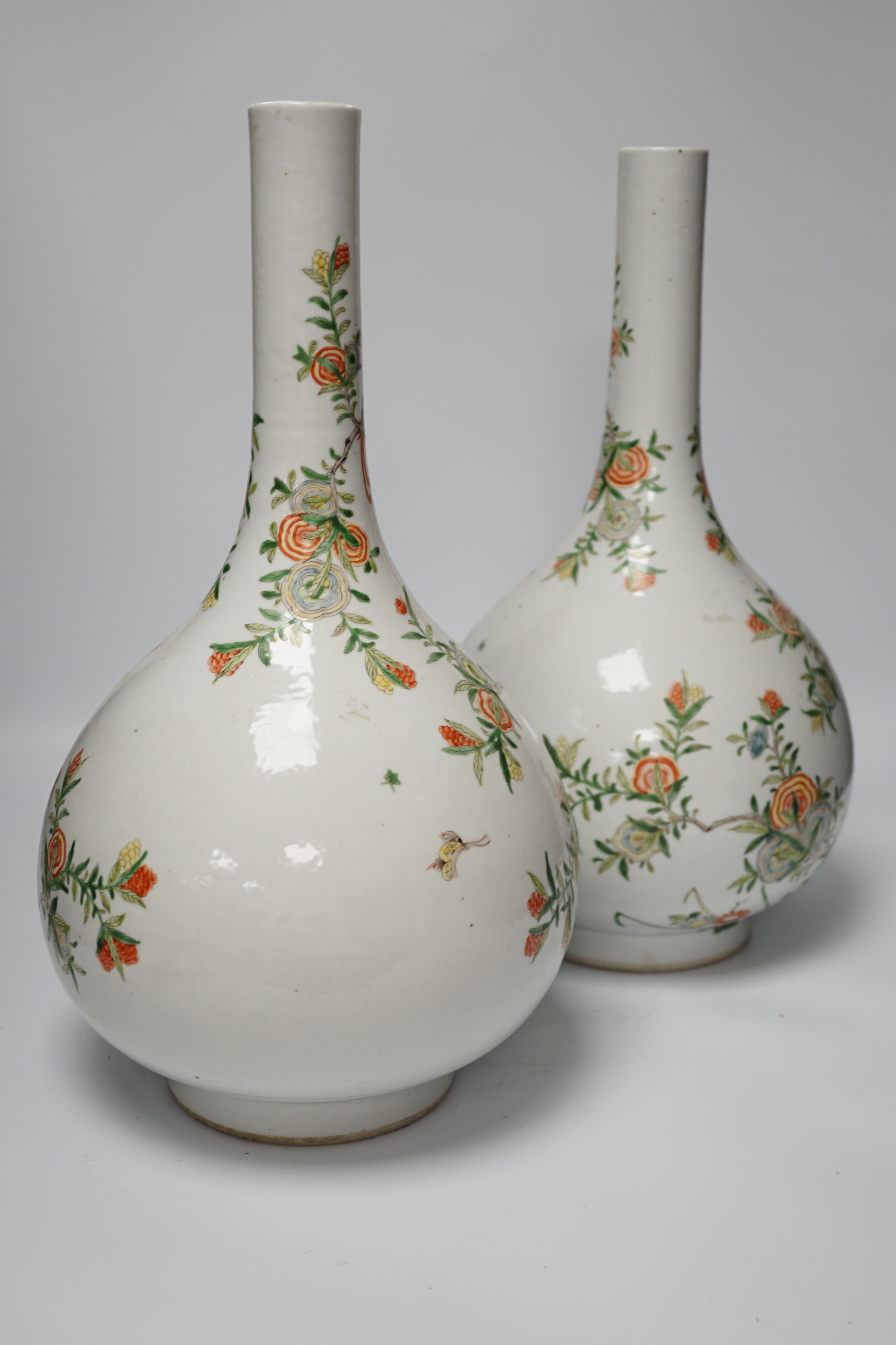 A pair of modern Chinese Kangxi style famille verte bottle vases, 40cm high***CONDITION REPORT*** - Image 4 of 5