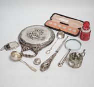 Sundry small silver including a cased set of six late Victorian silver buttons, Birmingham, 1900,