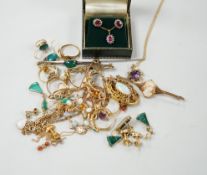 A group of assorted late Victorian and later jewellery including a 9ct gold, amethyst and seed pearl