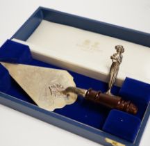 A modern cased silver presentation trowel, by Deakin & Francis, with turned wooden handle, 25cm