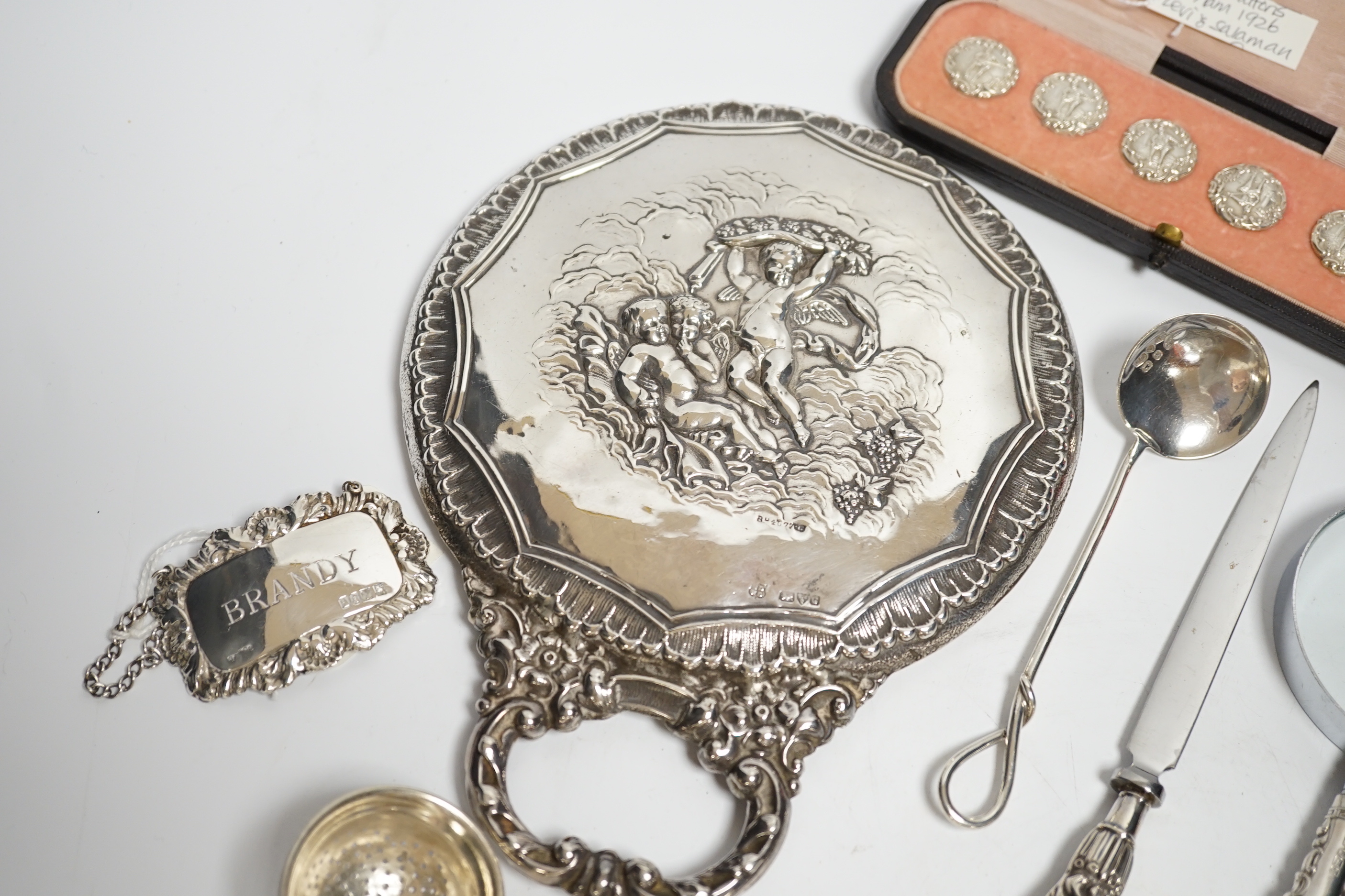 Sundry small silver including a cased set of six late Victorian silver buttons, Birmingham, 1900, - Image 2 of 5