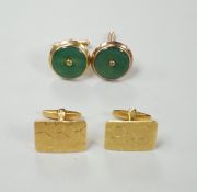 Two pairs of cufflinks, including textured 750 yellow metal 16.5 grams and 9k and jade set disc