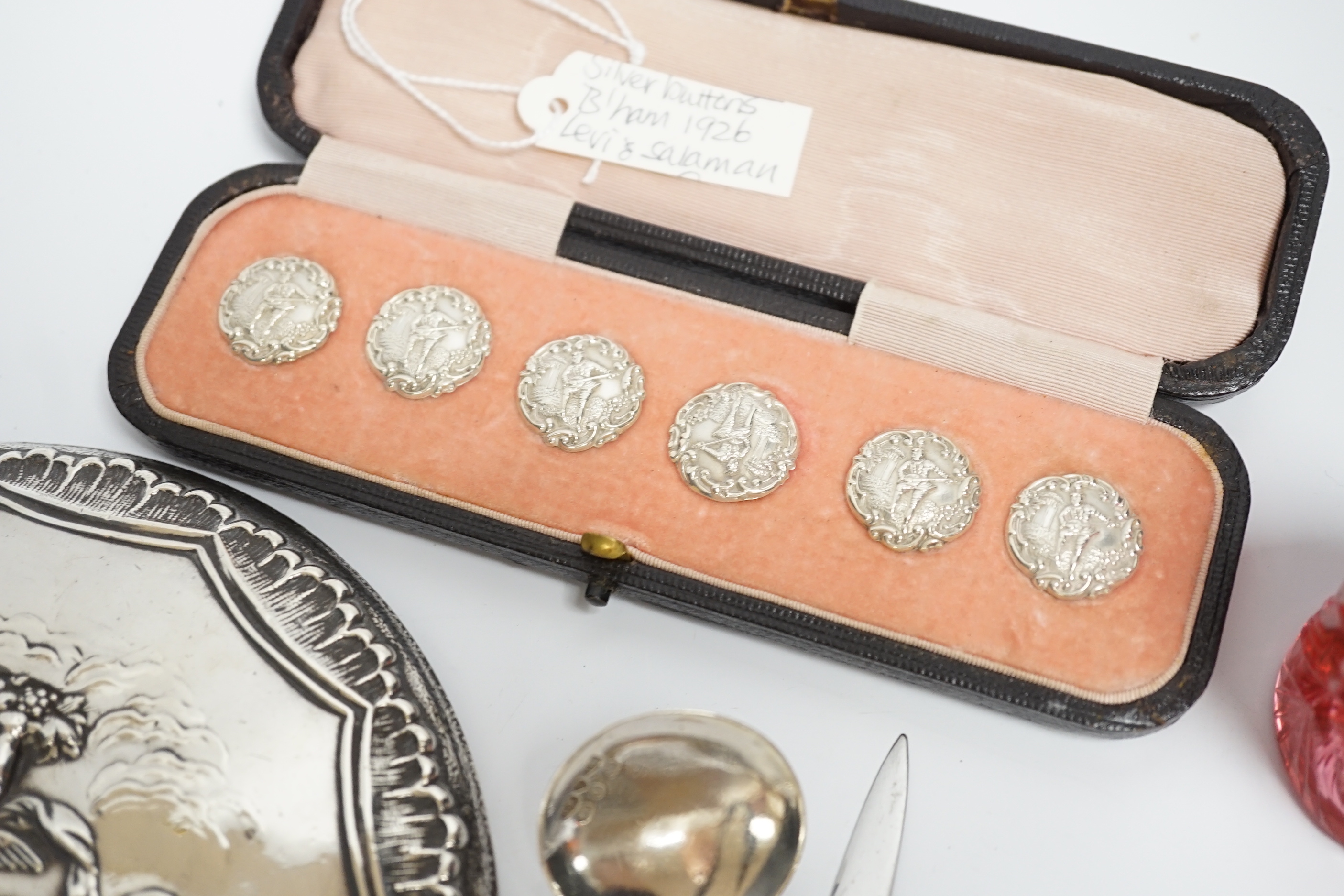 Sundry small silver including a cased set of six late Victorian silver buttons, Birmingham, 1900, - Image 5 of 5