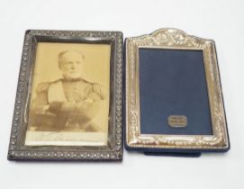 An Edwardian silver mounted photograph frame, Henry Matthews, Birmingham, 1904, 17.2cm and a