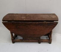 An 18th century oak gateleg table, width 110cm, 128cm extended, height 64cm