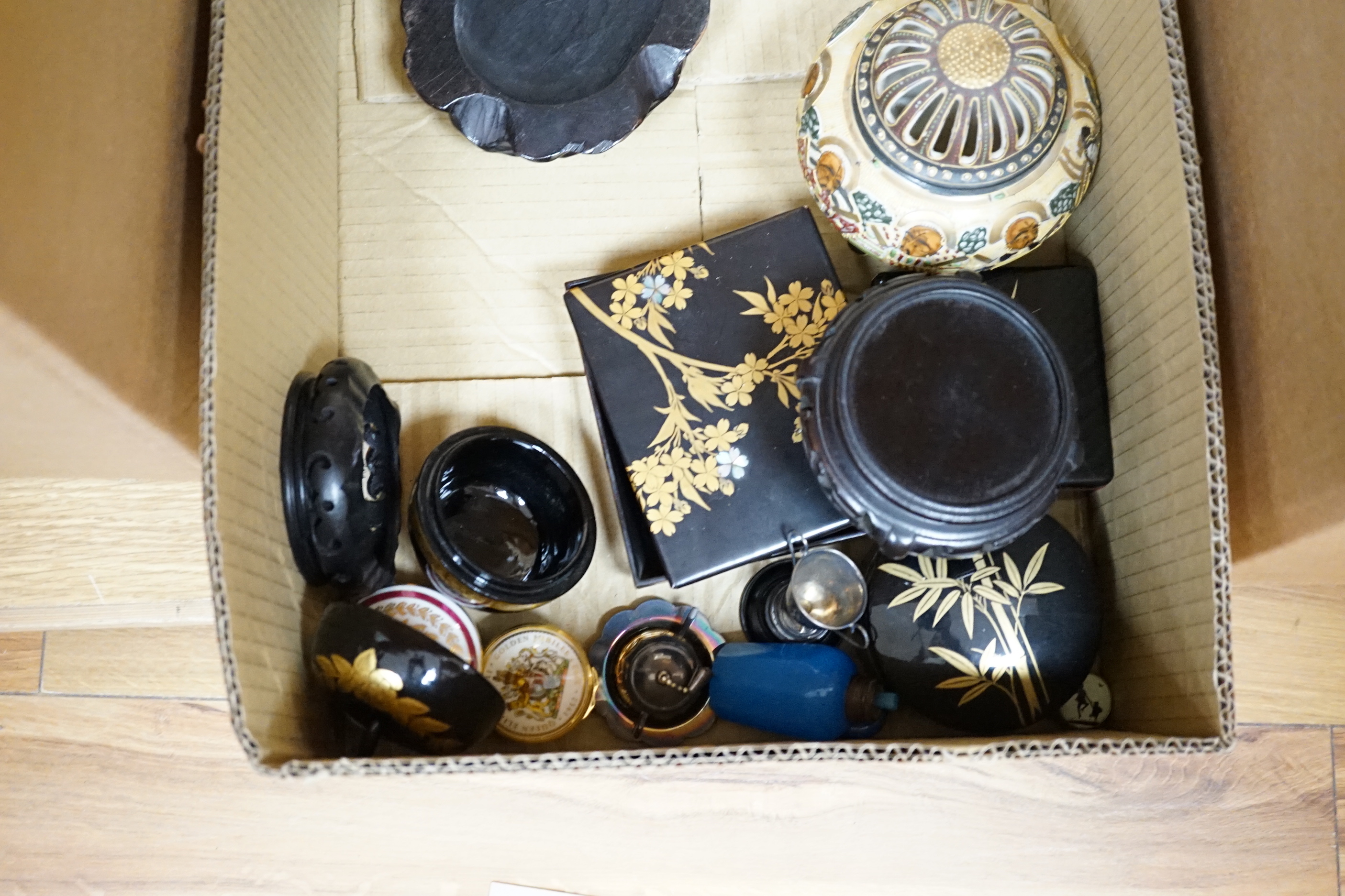 A quantity of various collectables including Japanese porcelain, plated wares, studio pottery etc. - Image 8 of 10