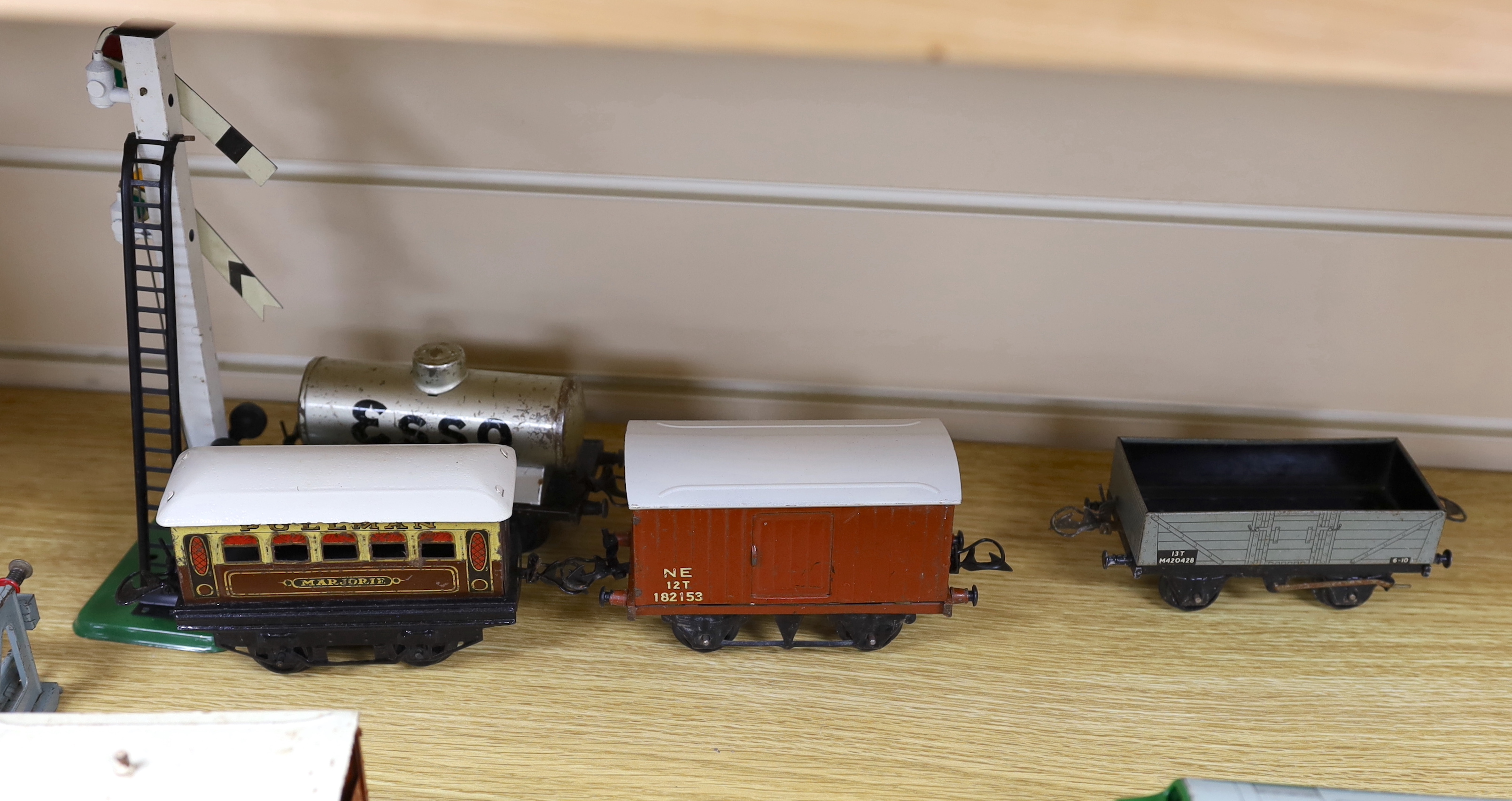 Thirteen Hornby 0 gauge tinplate items including; a clockwork 0-4-0 tender loco, 60199, a 20v - Image 5 of 5