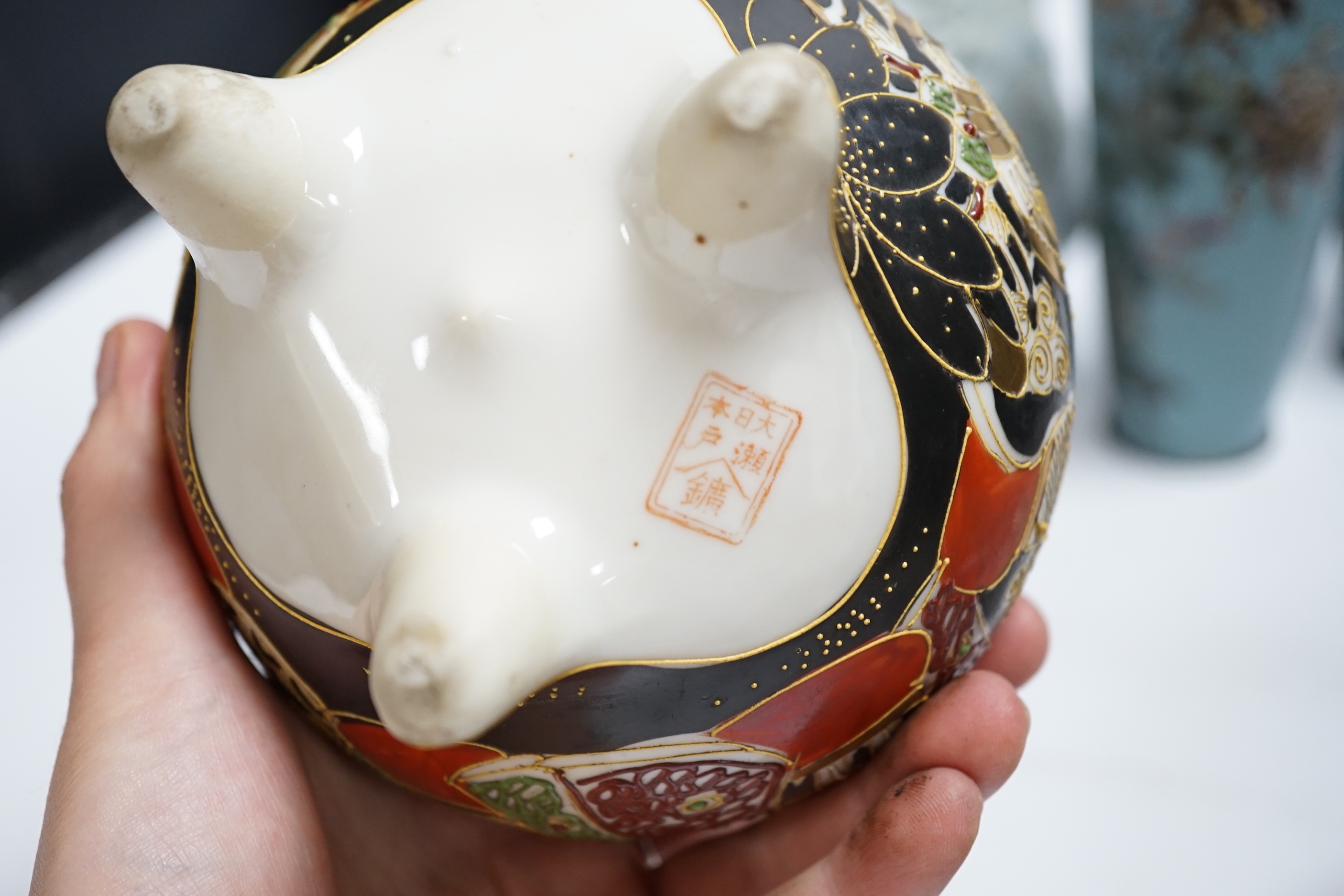 A quantity of various collectables including Japanese porcelain, plated wares, studio pottery etc. - Image 5 of 10