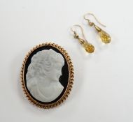 A modern 9ct gold mounted sardonyx? cameo set pendant brooch, 39mm and a pair of gem set drop