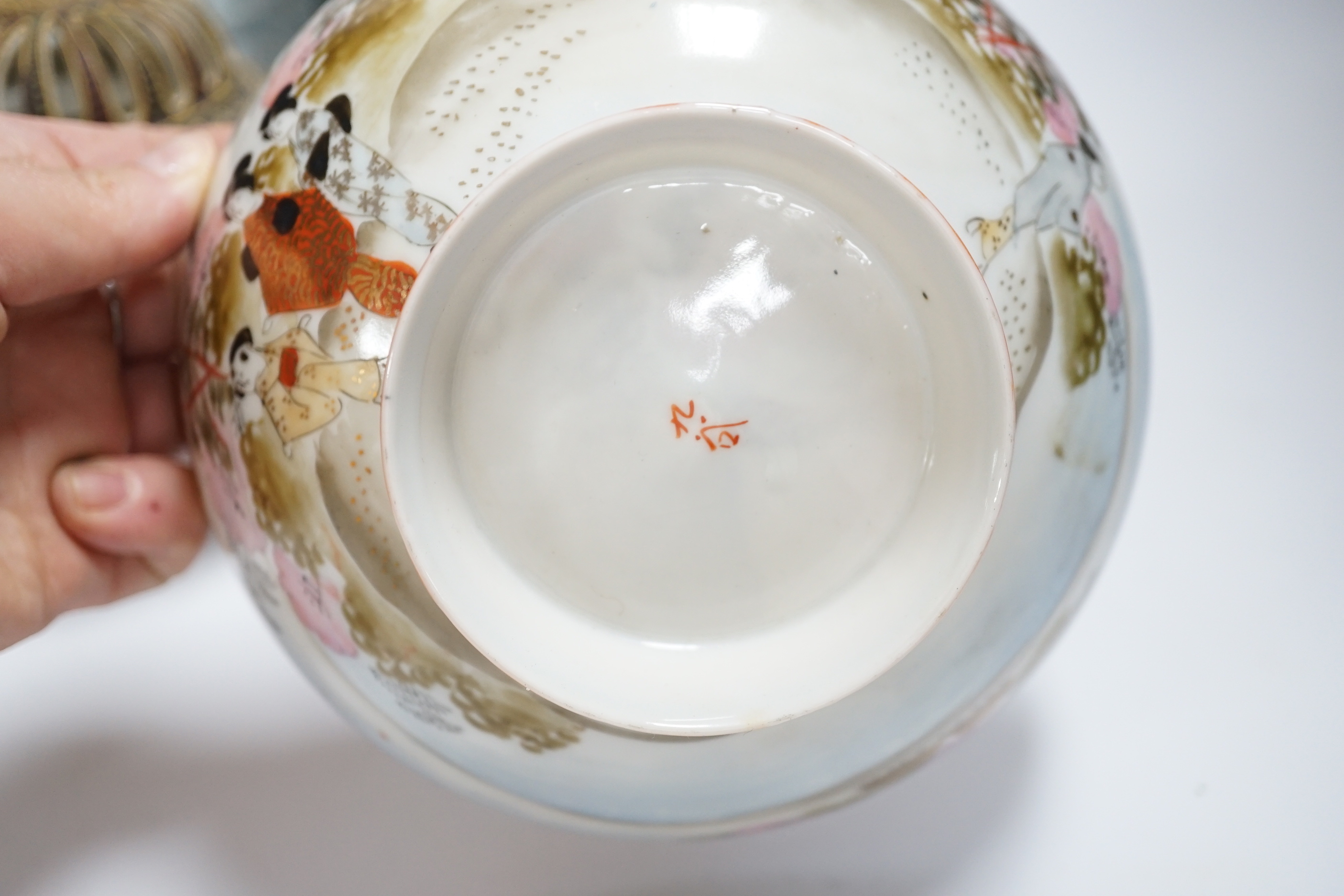 A quantity of various collectables including Japanese porcelain, plated wares, studio pottery etc. - Image 9 of 10