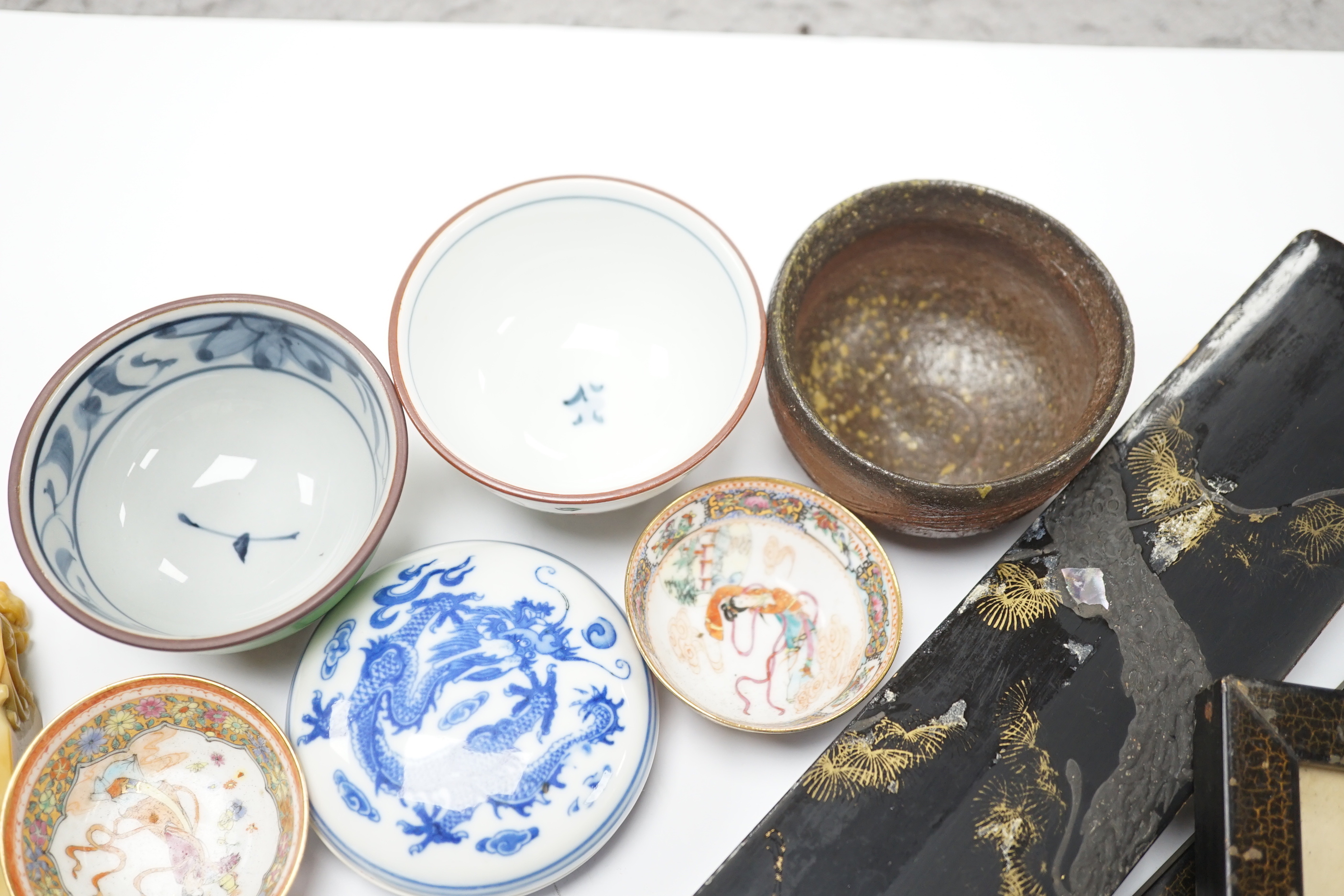 A group of Chinese and Japanese ceramics and works of art including two carved seals and tea bowls - Image 5 of 7