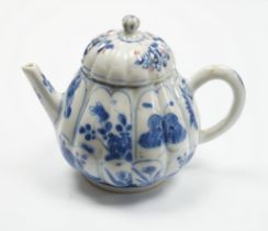 A small Chinese blue and white teapot, Kangxi, 10cm