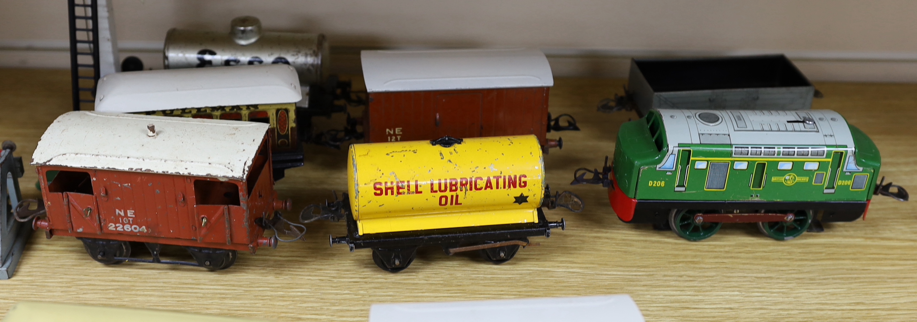 Thirteen Hornby 0 gauge tinplate items including; a clockwork 0-4-0 tender loco, 60199, a 20v - Image 4 of 5