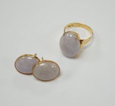 A 14k yellow metal and oval white cabochon jade set ring, size M/N and pair of matching earrings,