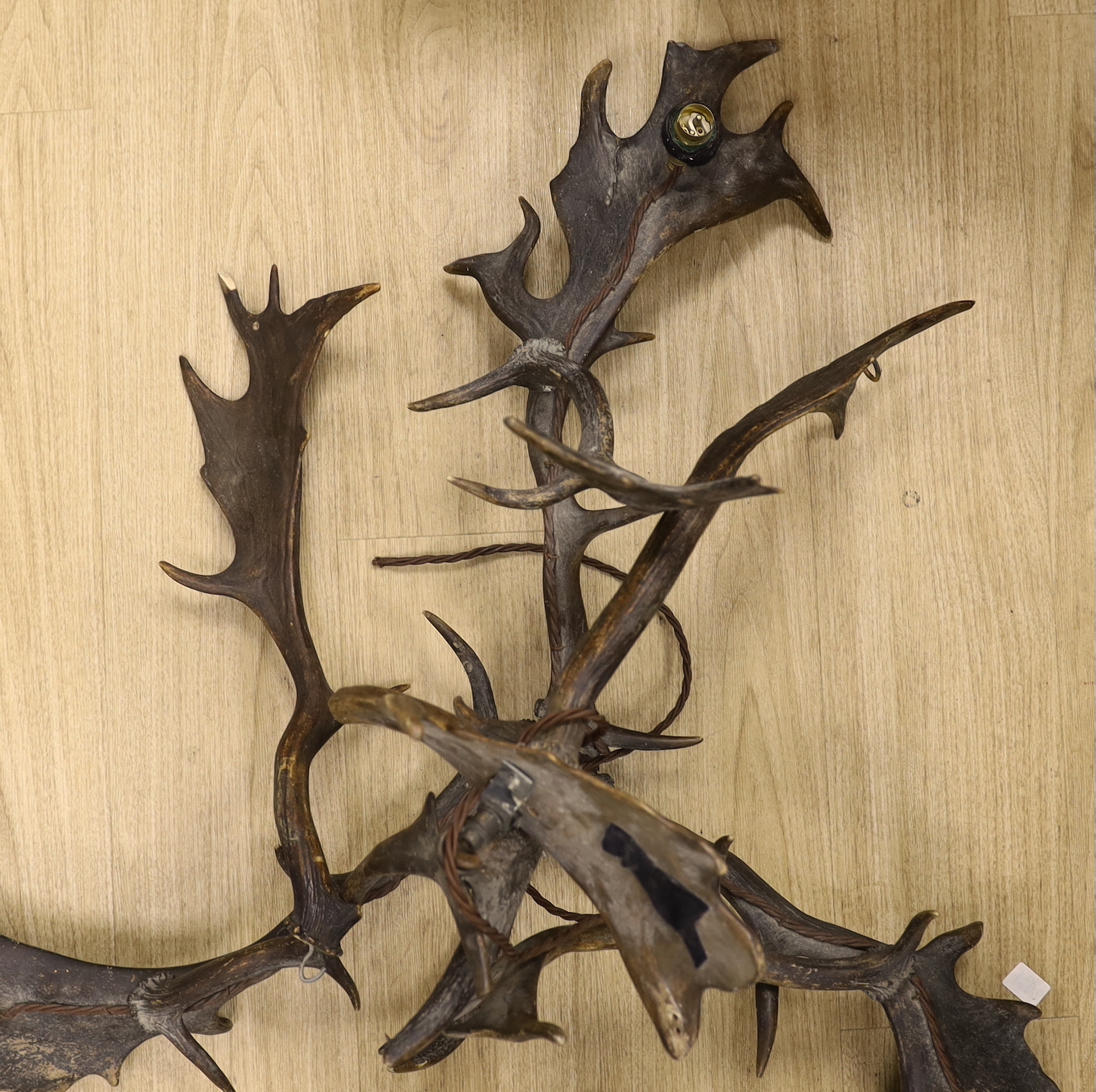 A stag antler chandelier - Image 4 of 4