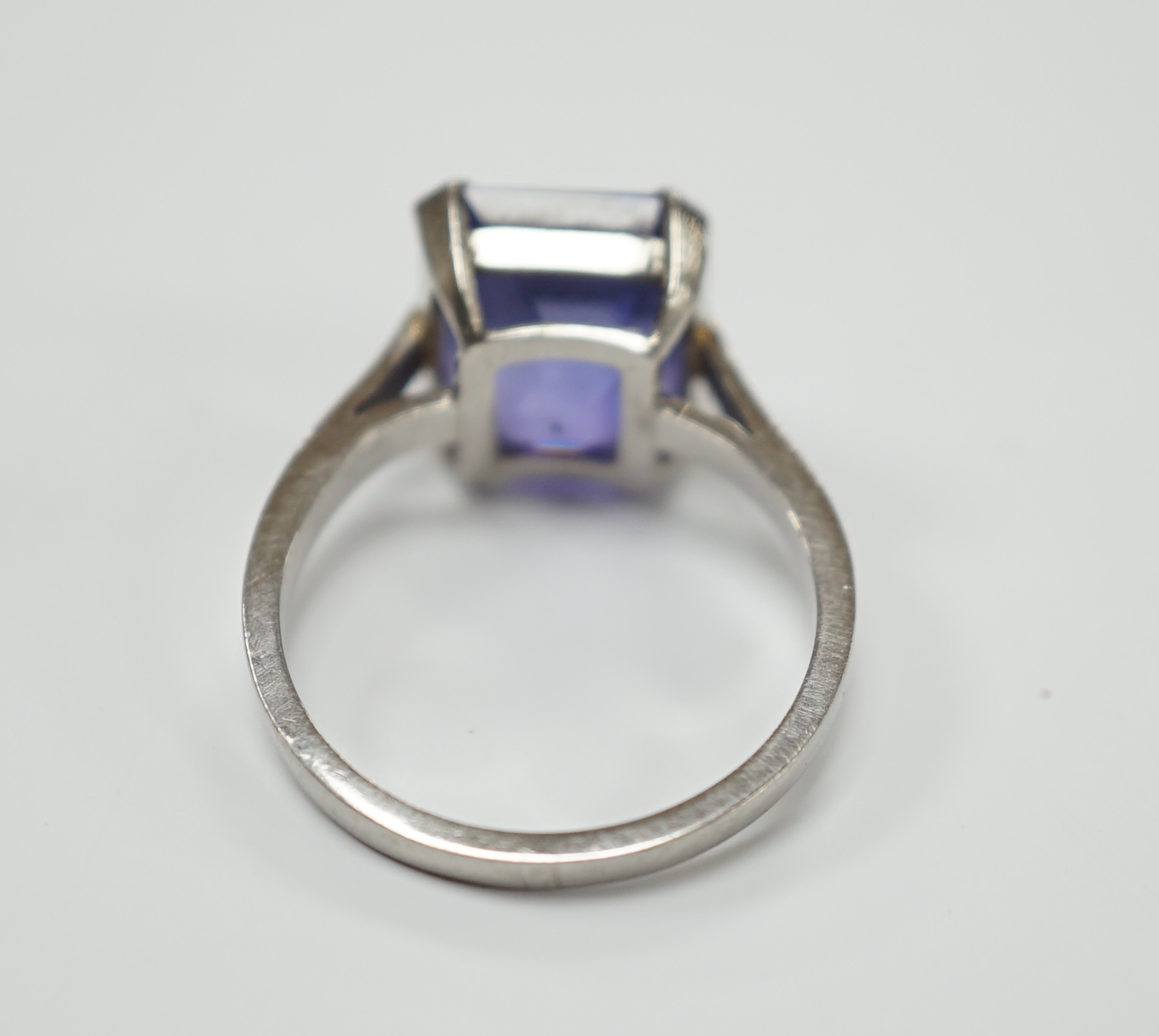 A white metal and single stone and square cut blueish purple sapphire set dress ring, size M, - Image 4 of 5
