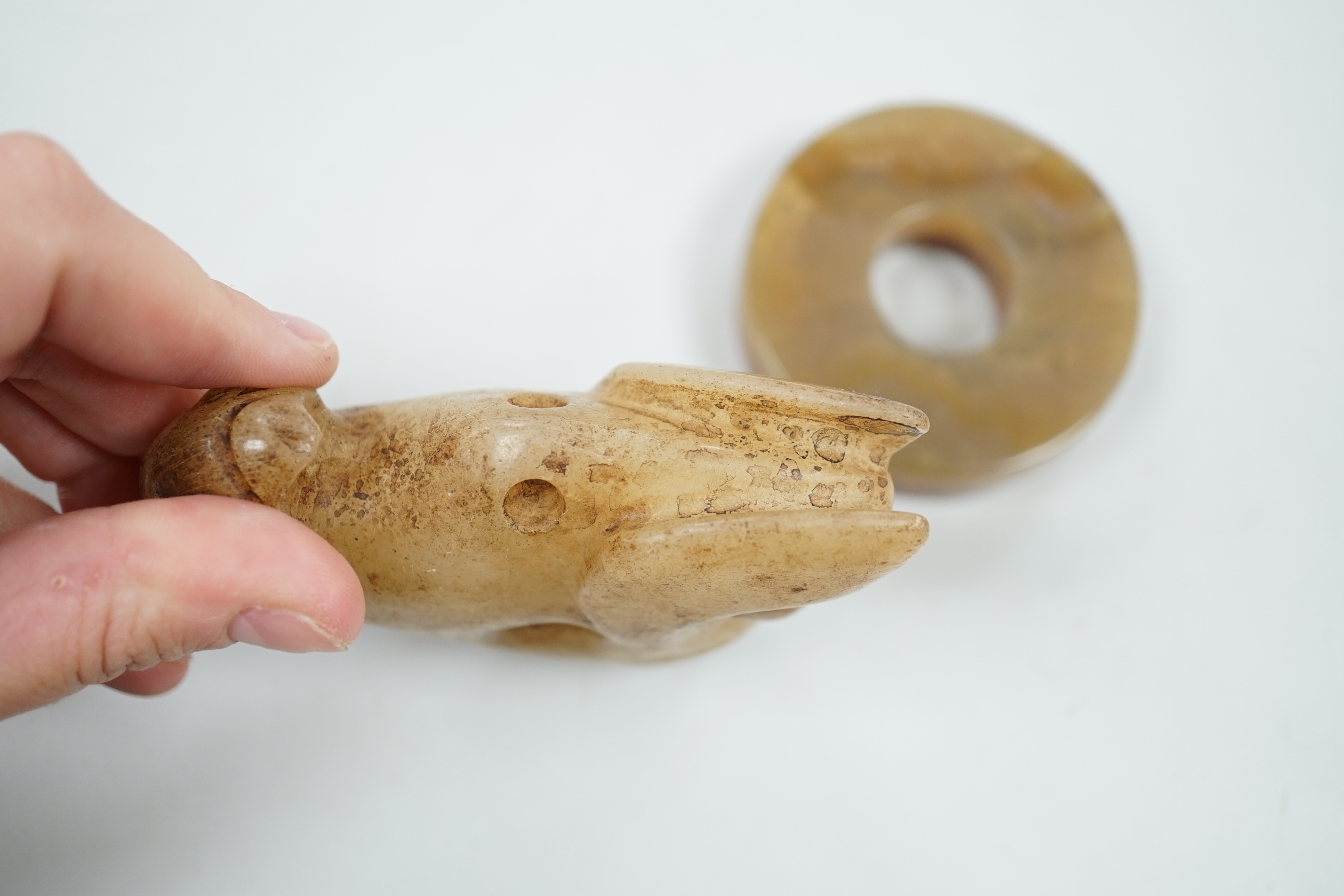 A Chinese agate bi disc and an archaistic jade eagle, 8.5cm - Image 5 of 5