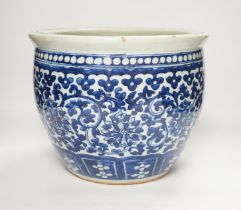 A large Chinese blue and white pot, late 19th century, 23cm high