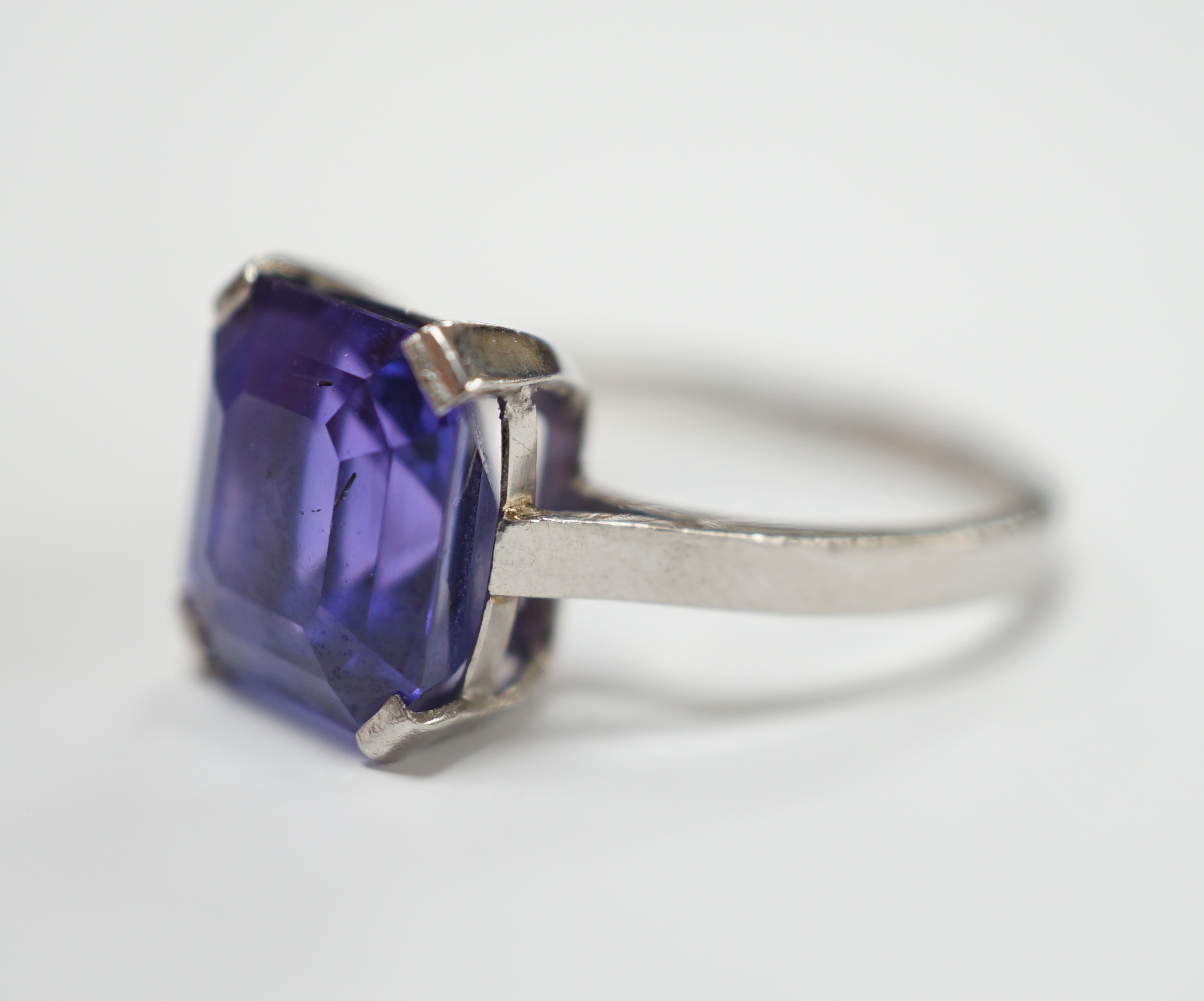 A white metal and single stone and square cut blueish purple sapphire set dress ring, size M, - Image 3 of 5