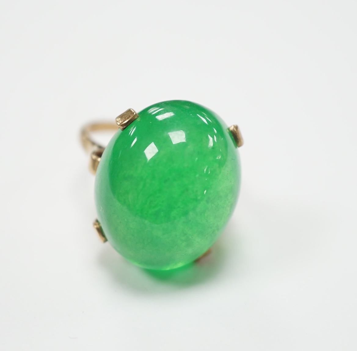 A 9ct and large cabochon oval jade set ring, size P/Q, gross weight 11.6 grams, the stone - Image 2 of 4