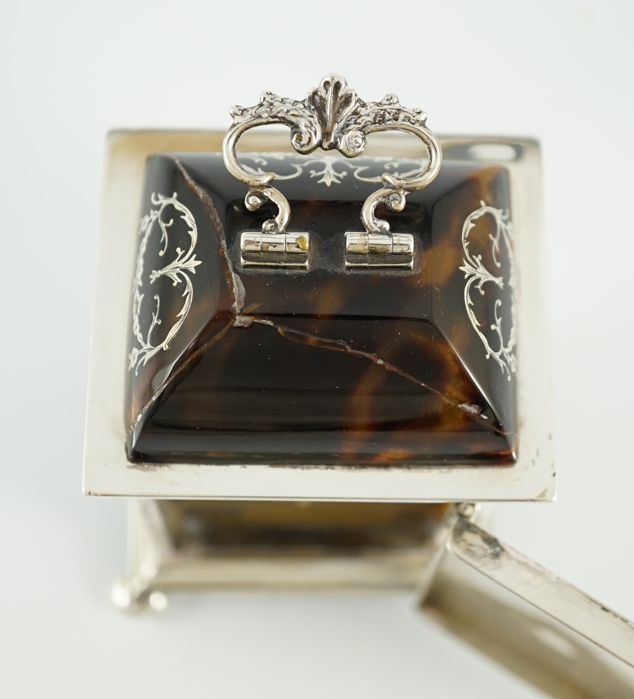 A George V silver and tortoiseshell pique mounted carriage timepiece, by William Comyns, with Arabic - Image 6 of 7