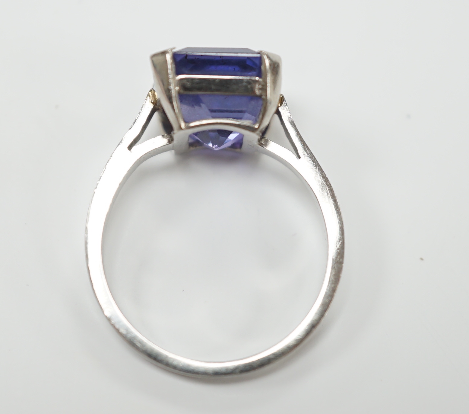 A white metal and single stone and square cut blueish purple sapphire set dress ring, size M, - Image 5 of 5