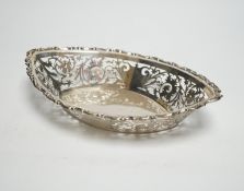 An Edwardian pierced oval silver dish, Chester, 1901, 23.3cm, 7.5oz.