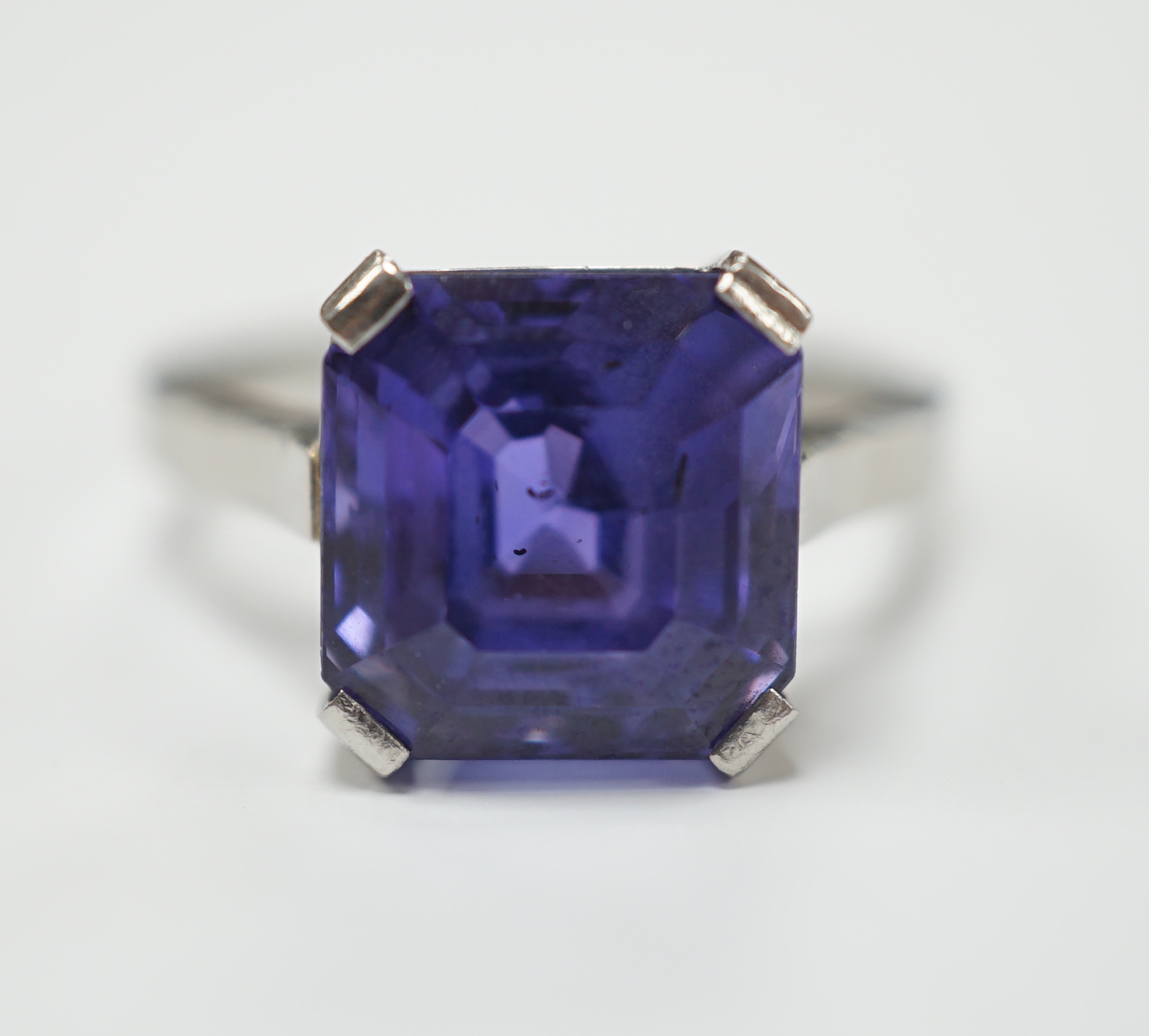 A white metal and single stone and square cut blueish purple sapphire set dress ring, size M, - Image 2 of 5
