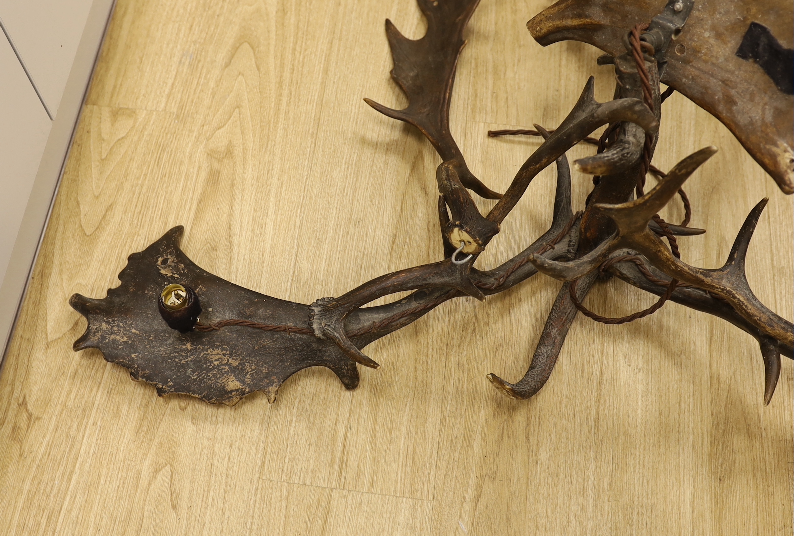 A stag antler chandelier - Image 2 of 4