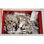 Assorted jewellery, including silver, costume, a 9ct and gem set bar brooch and sundry silver