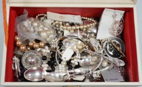 Assorted jewellery, including silver, costume, a 9ct and gem set bar brooch and sundry silver