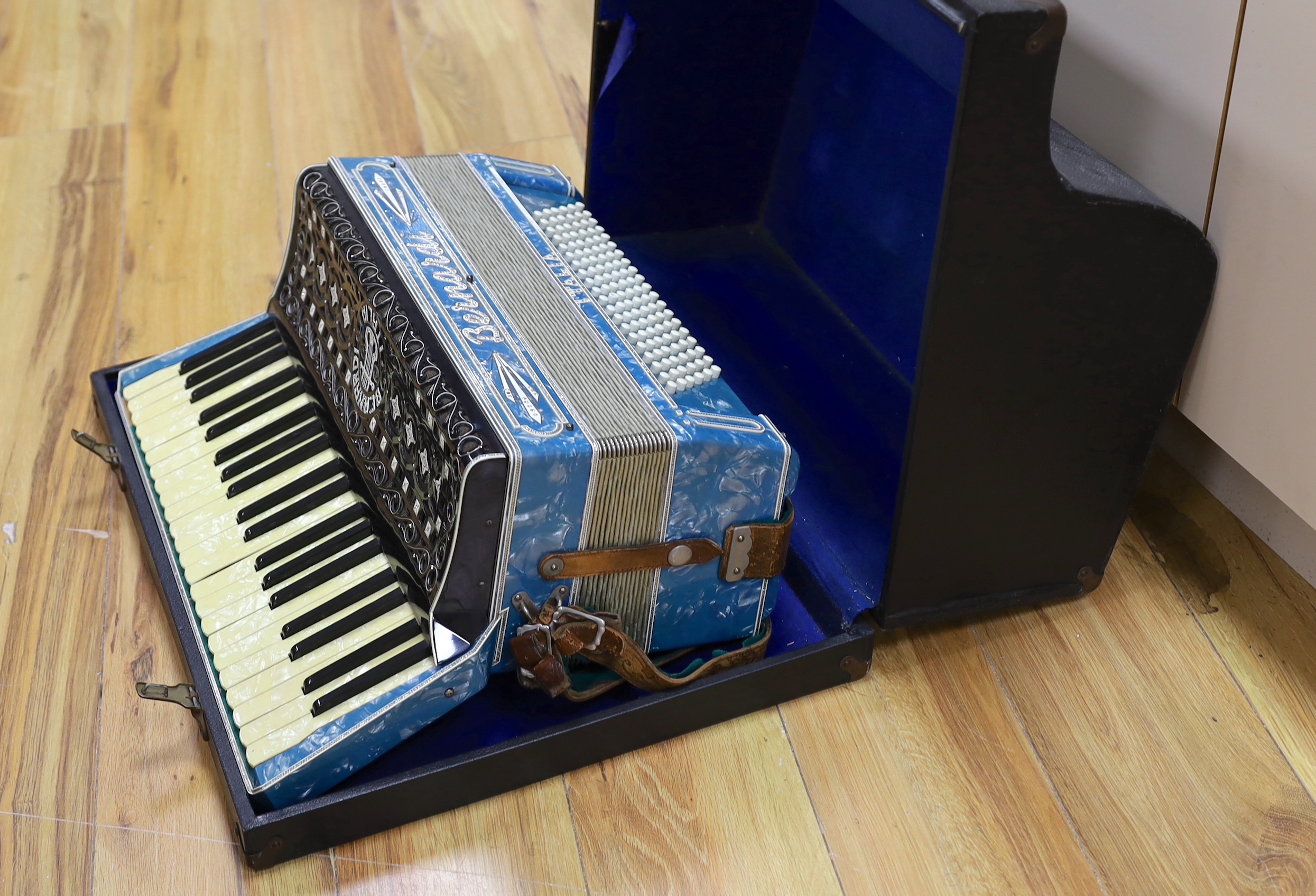 A cased Bernadi piano accordion - Image 6 of 6