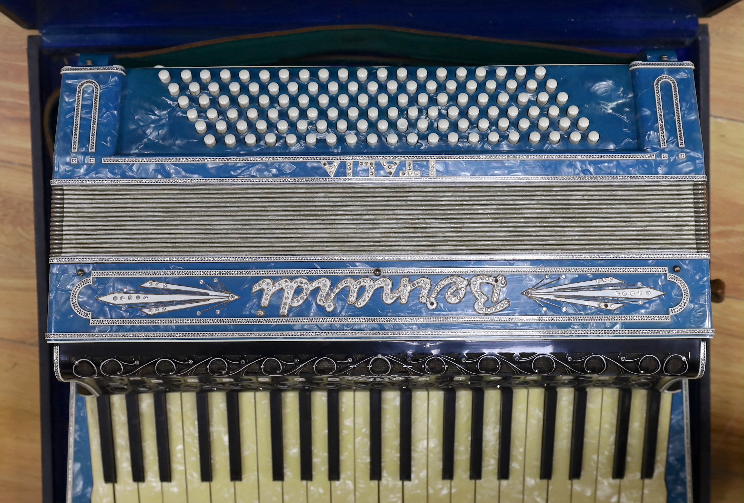 A cased Bernadi piano accordion - Image 4 of 6