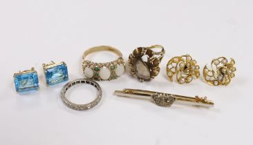 Assorted jewellery including a modern pair of 14k and blue topaz earrings, a pair of 375 and seed
