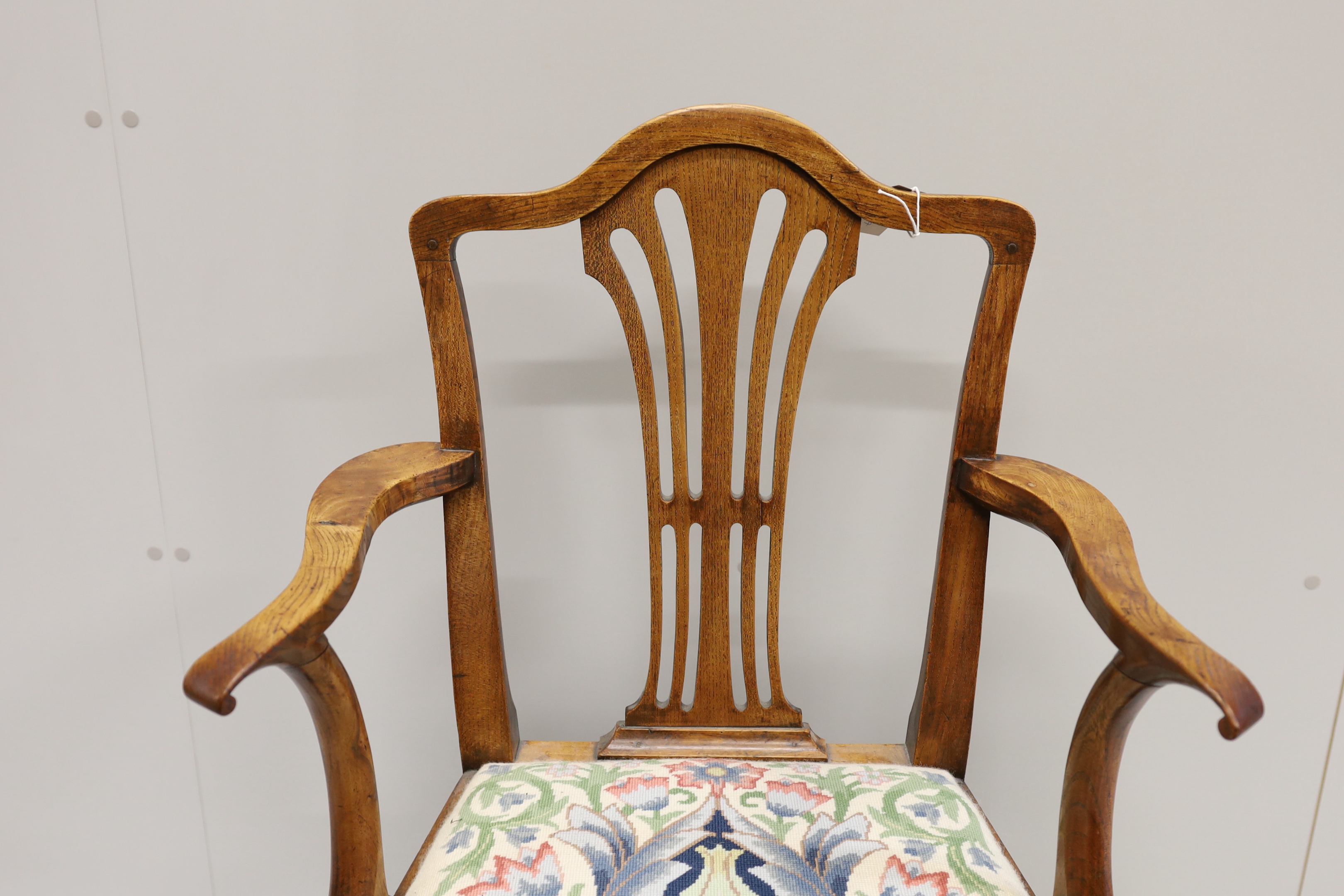 A George III provincial elm elbow chair, width 58cm, depth 45cm, height 94cm - Image 3 of 5