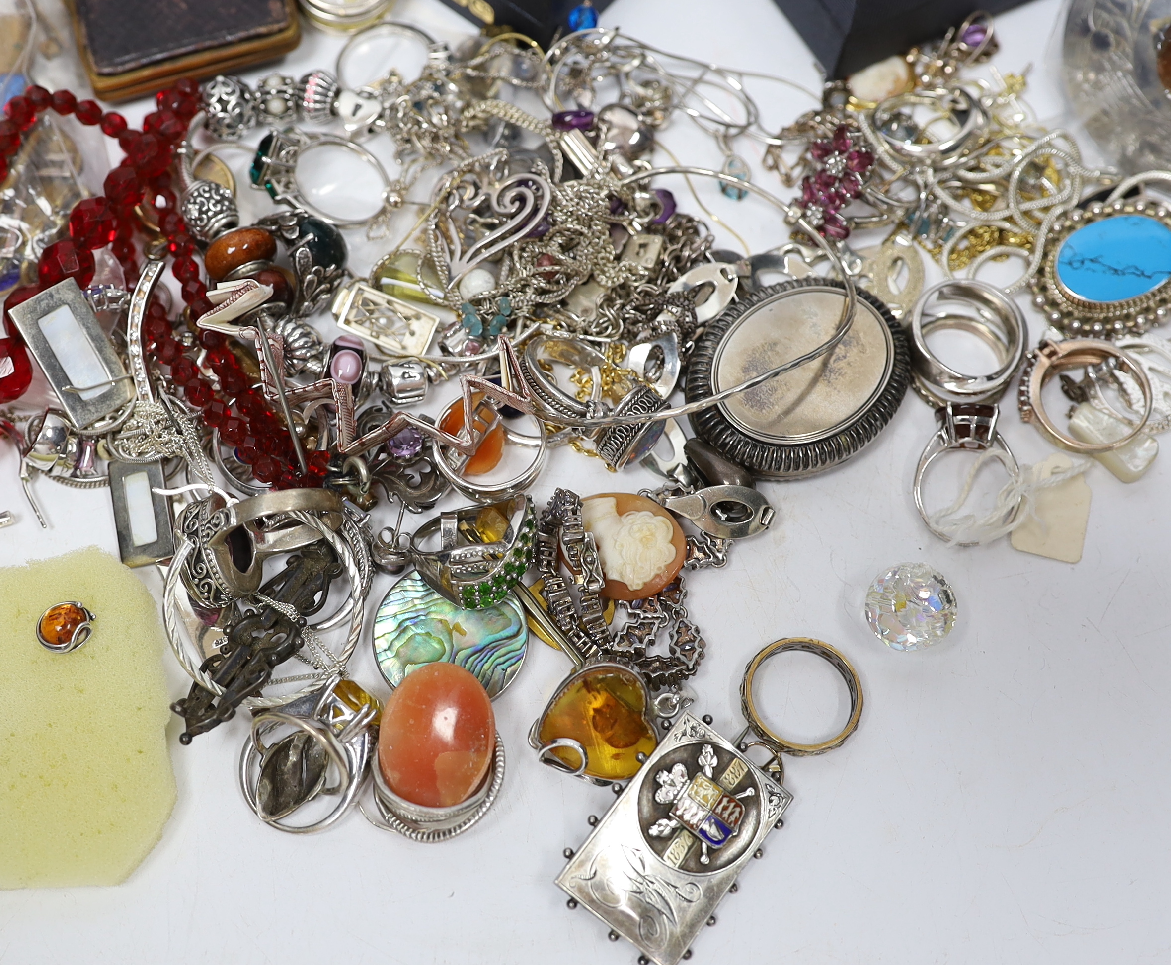 A quantity of assorted mainly costume jewellery, including some silver. - Image 2 of 5