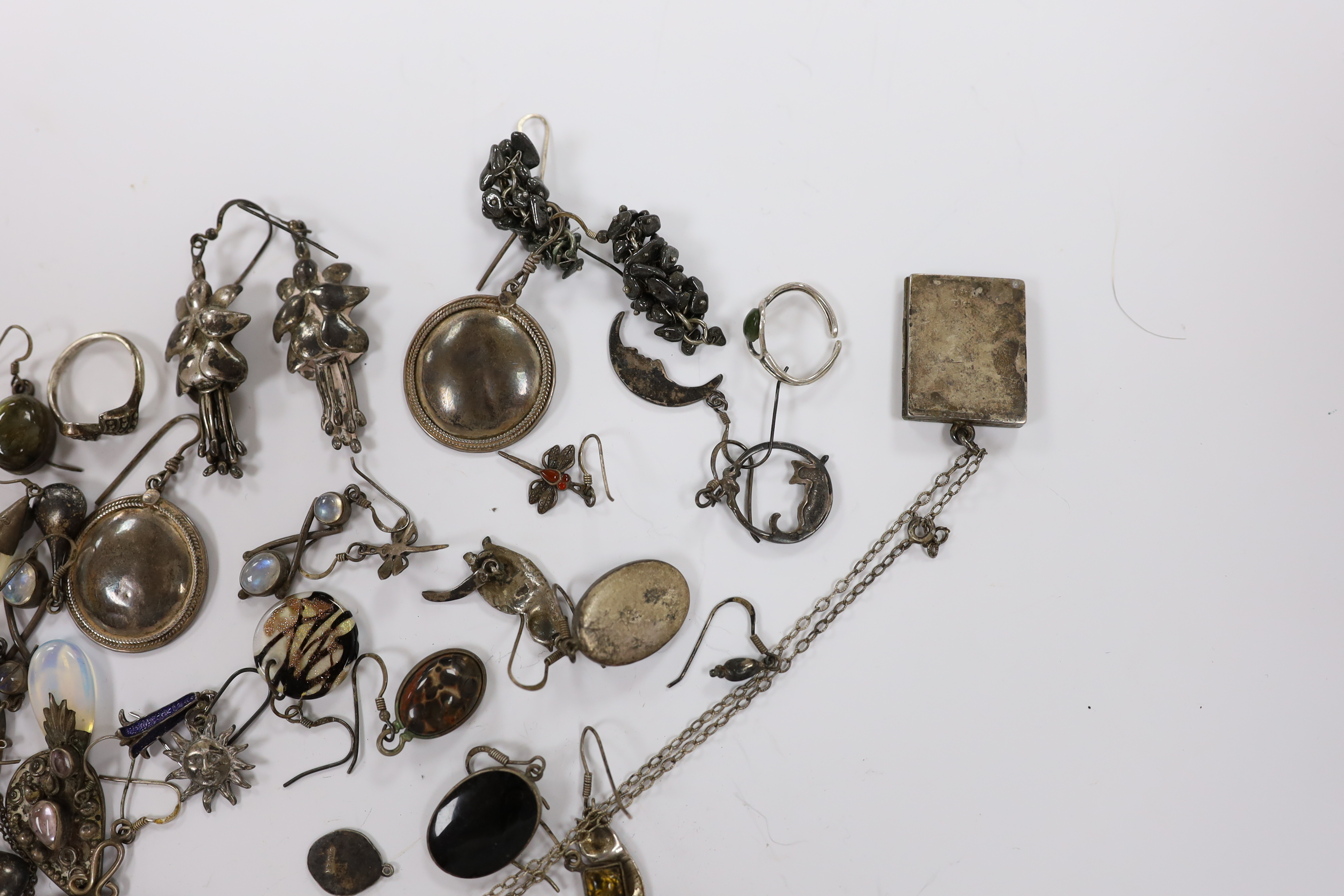 A small group of assorted 925 and white metal jewellery, including earrings, rings and a rectangular - Image 3 of 4