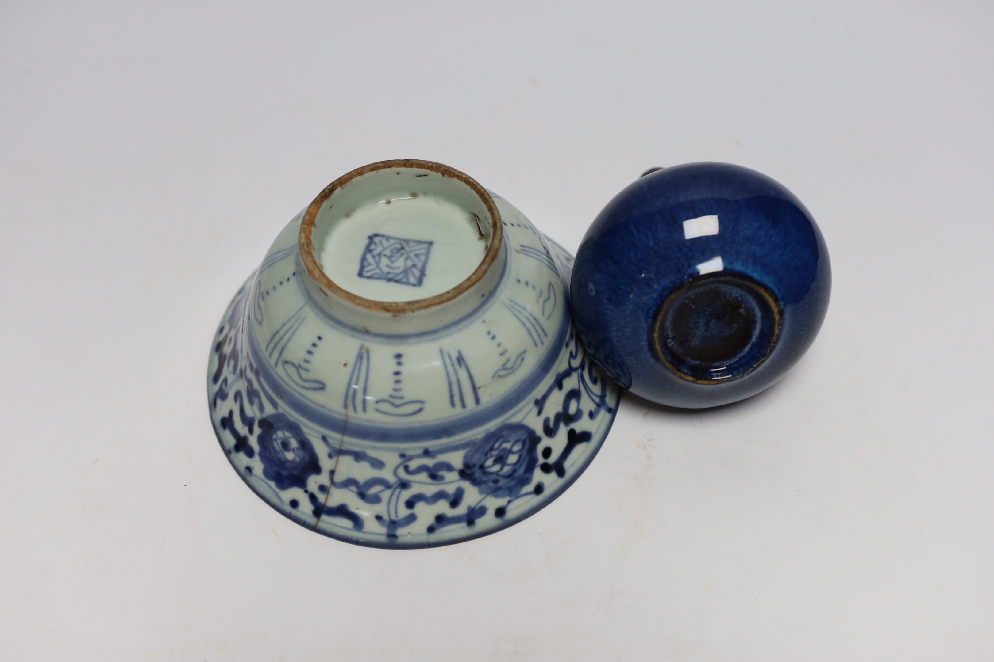 A Chinese blue and white bowl and a vase, largest 17cm in diameter - Image 4 of 4