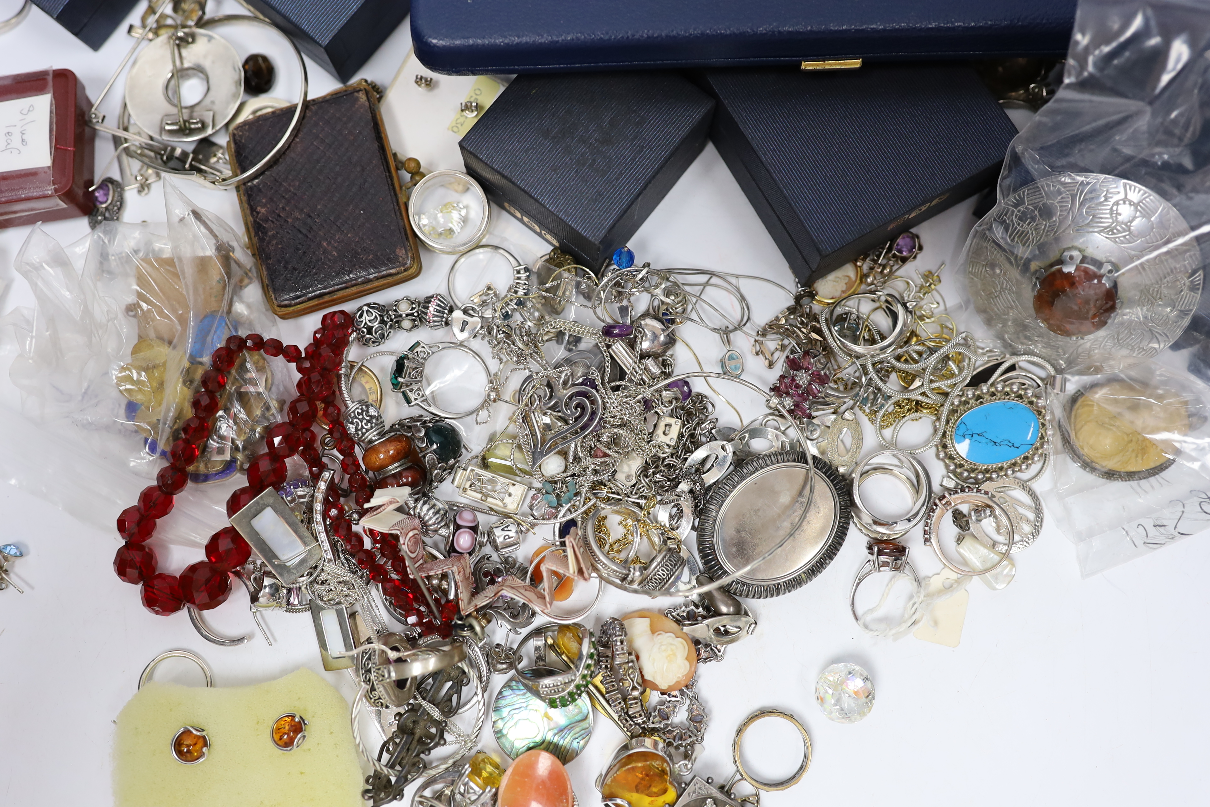 A quantity of assorted mainly costume jewellery, including some silver. - Image 3 of 5