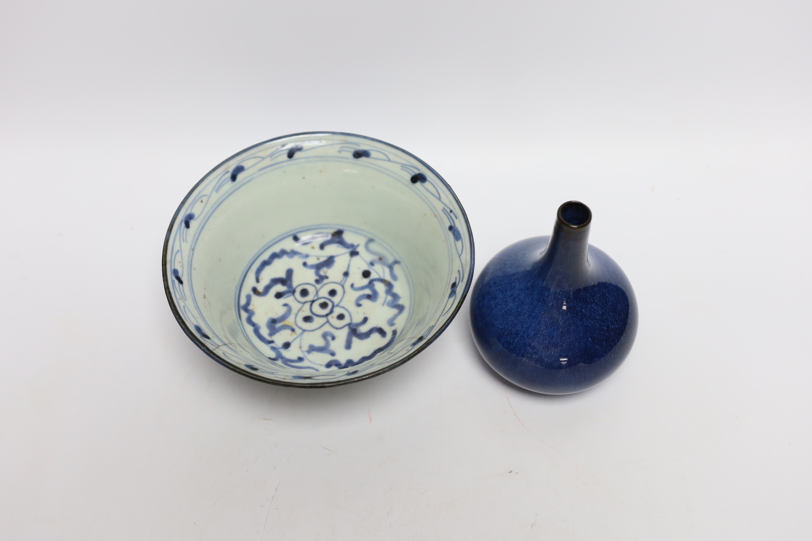 A Chinese blue and white bowl and a vase, largest 17cm in diameter - Image 3 of 4