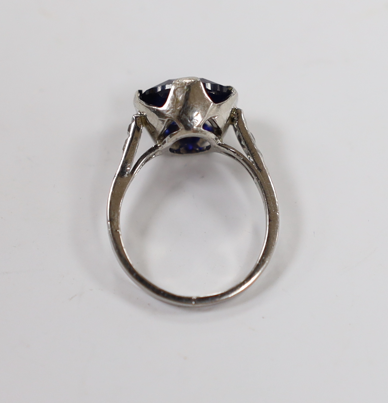 A plat. and iridium, single stone oval cut synthetic sapphire set ring, with graduated diamond - Image 3 of 3