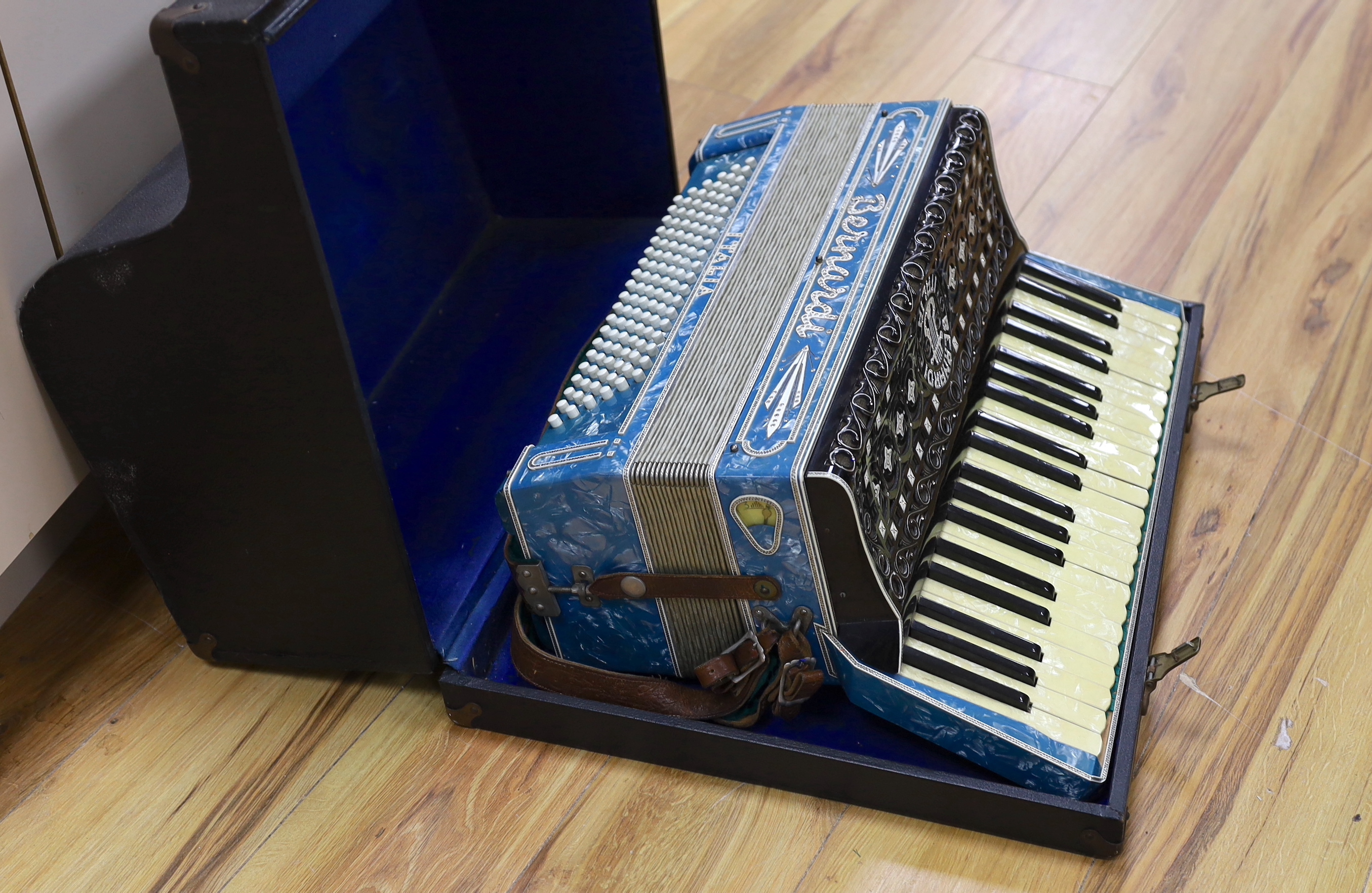 A cased Bernadi piano accordion - Image 5 of 6
