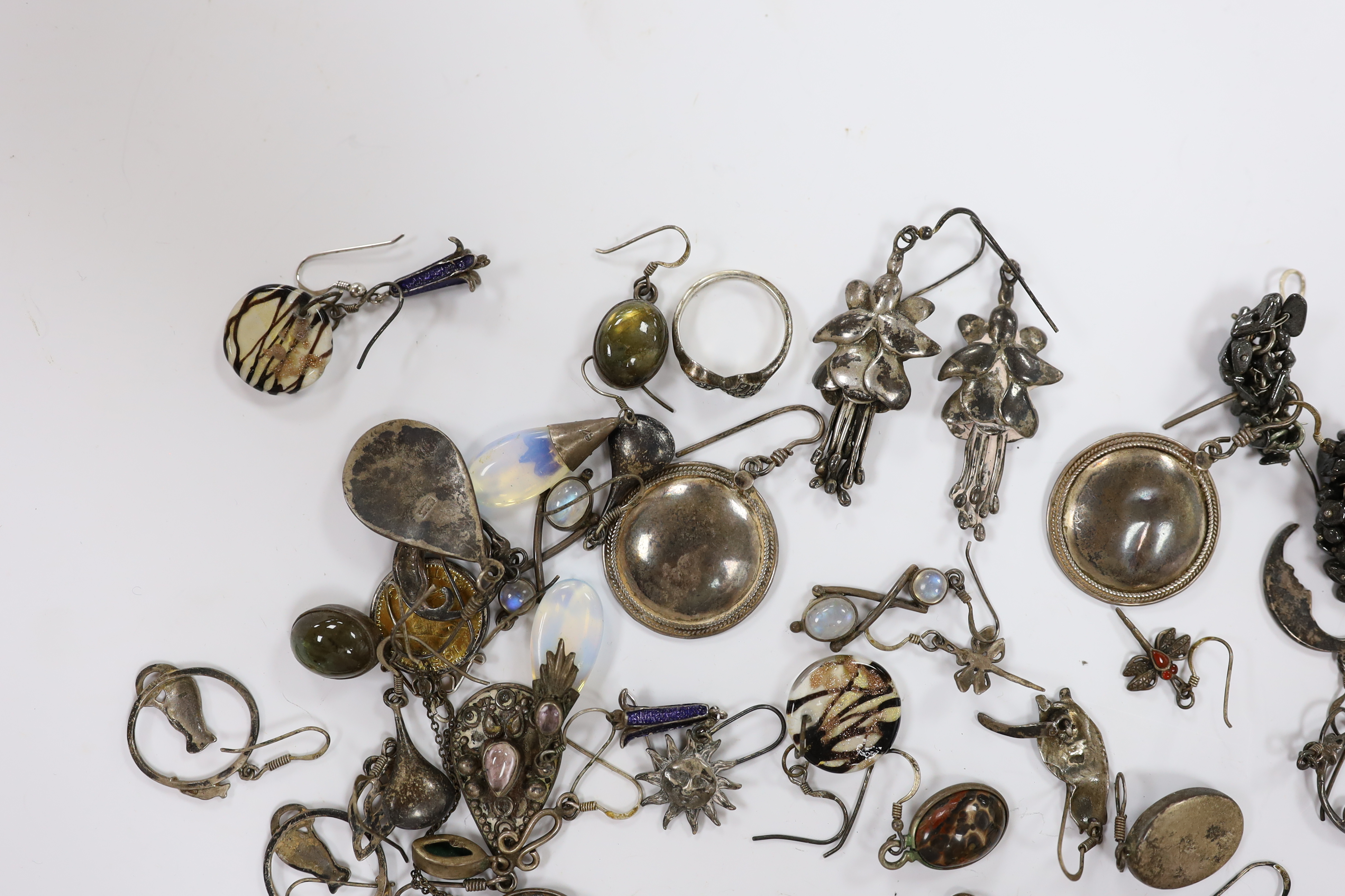 A small group of assorted 925 and white metal jewellery, including earrings, rings and a rectangular - Image 2 of 4