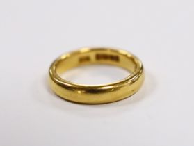 A George V 22ct gold wedding band, size K, 6.4 grams.