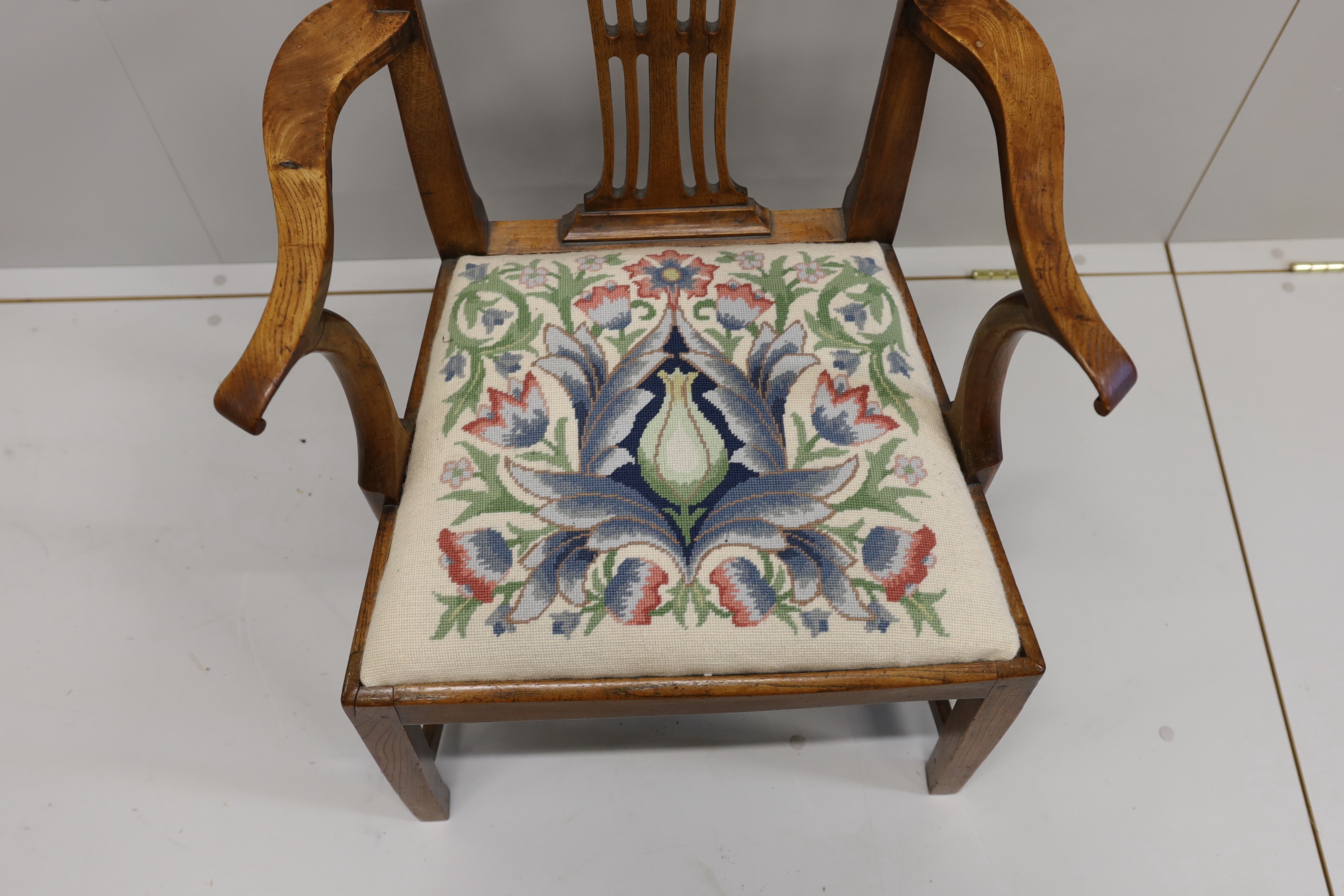 A George III provincial elm elbow chair, width 58cm, depth 45cm, height 94cm - Image 4 of 5
