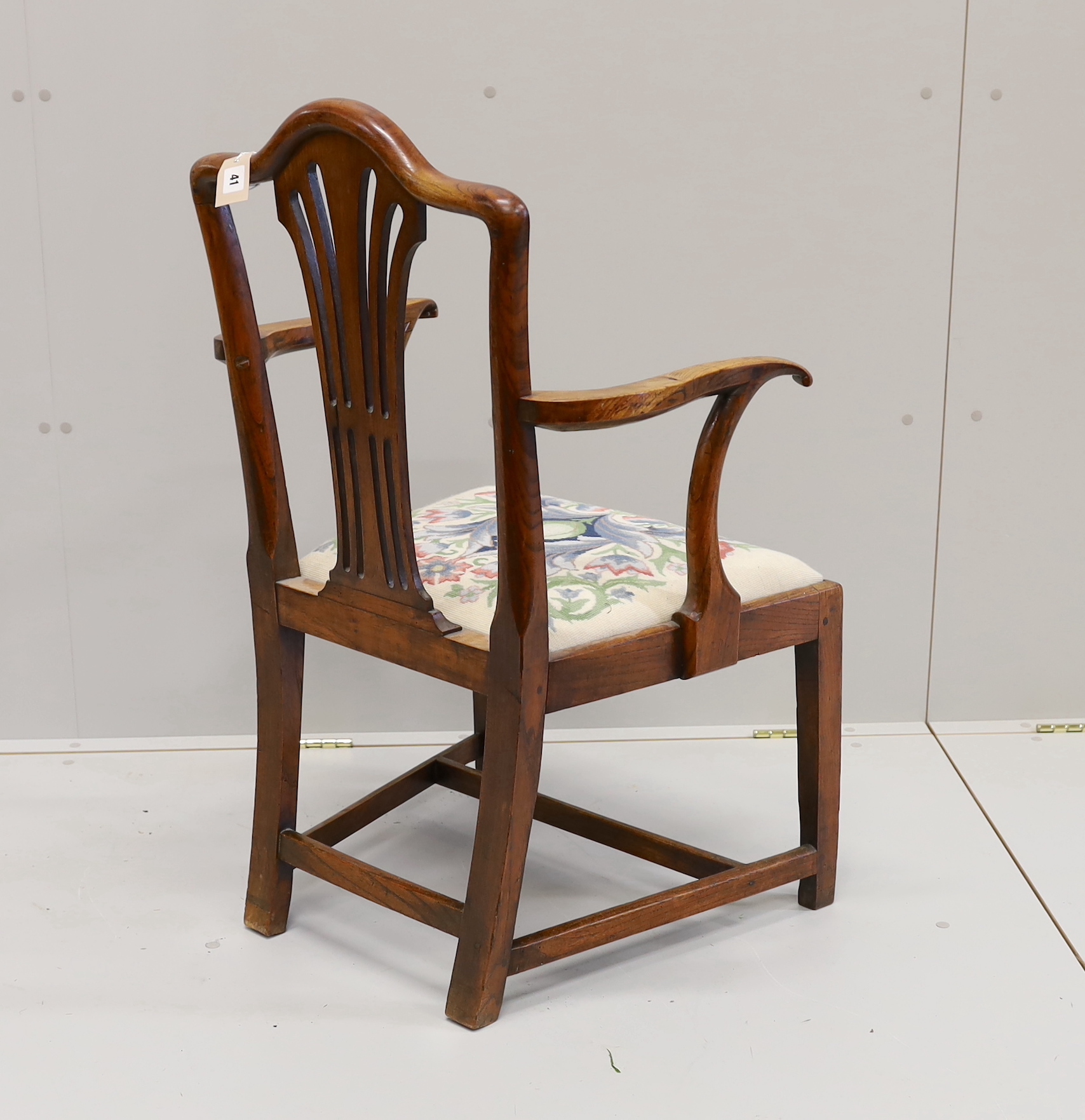 A George III provincial elm elbow chair, width 58cm, depth 45cm, height 94cm - Image 5 of 5