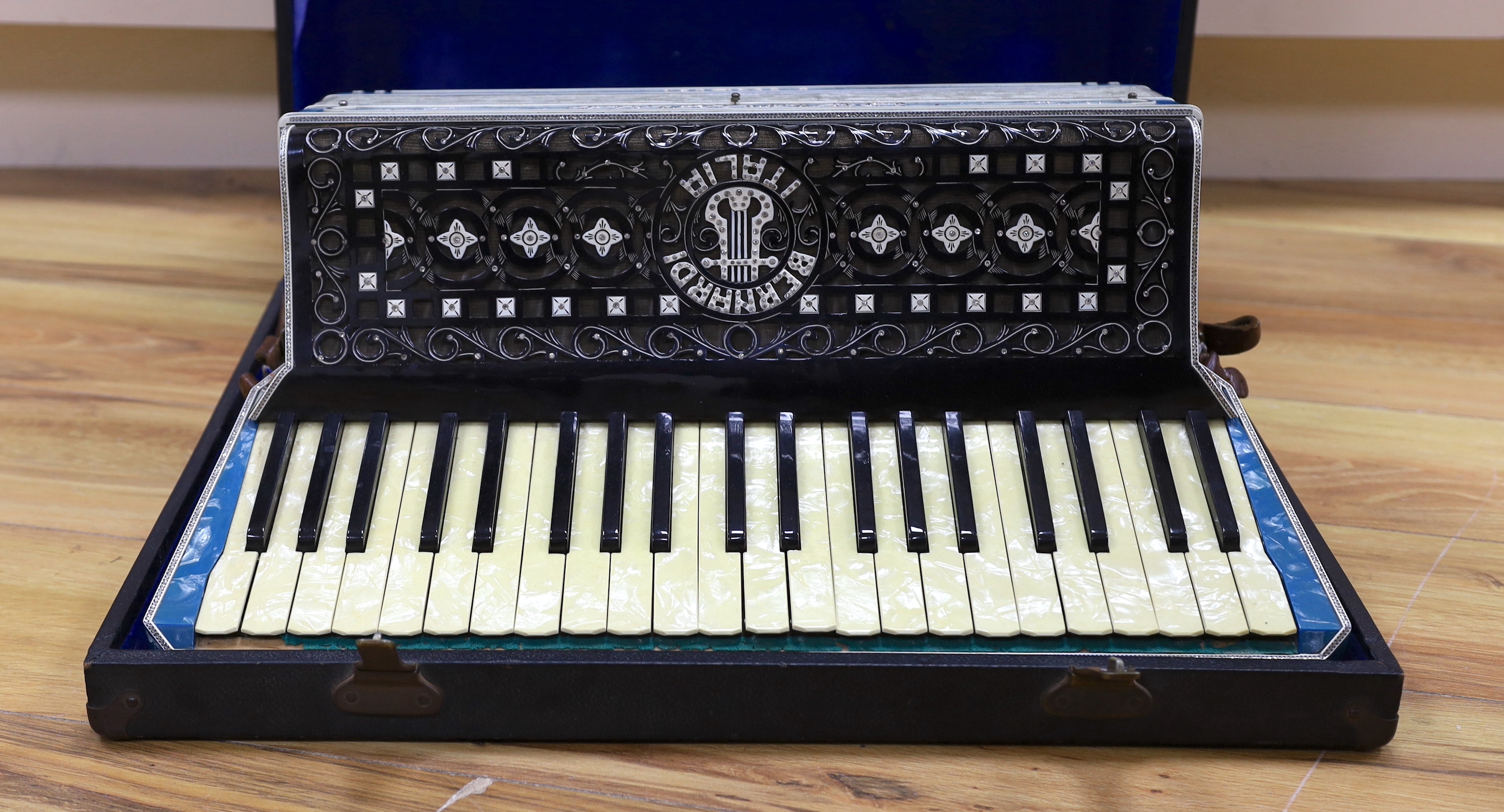 A cased Bernadi piano accordion - Image 3 of 6