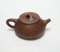 A Chinese Yixing teapot and cover, 8cm tall